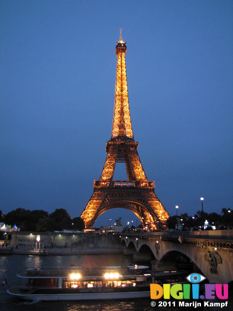 SX18693 Lit up Eiffel tower at dusk